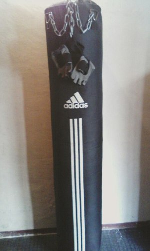 Saco Para Boxeo Y Artes Marciales adidas Con Sus Guantes