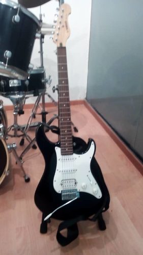 Guitarra Electrica, Bajo Electrico Y Bateria Acústica