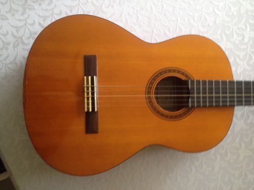 Guitarra Yamaha Cg101, Operativa Con Pequeña Abolladura