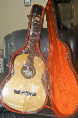 Guitarra Acústica Marca Pearl River Con Estuche Duro Y