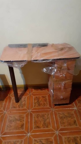 Mesa De Manicurista Con Su Silla