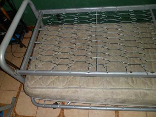 Cama Individual Doble De Metal, Con Colchón -