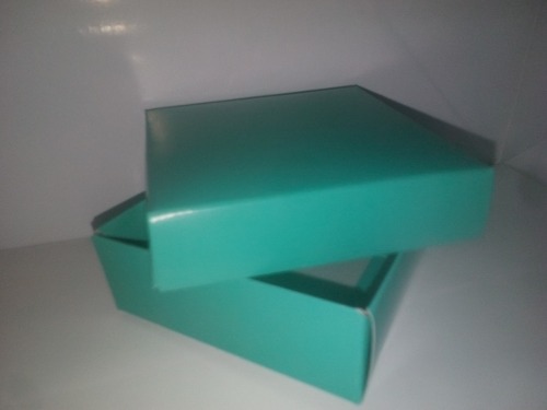 Caja En Carton Color Verde Y Color Blanca (24 Pzas)