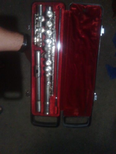 Flauta Transversa Yamaha, Modelo Yfl-221n
