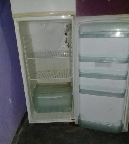 Vendo Nevera Grande Solo Tiene Malo La Goma De La Puerta