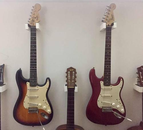Vendo Guitarra Fender Squier Stratocaster C/ Forro Y Tremolo