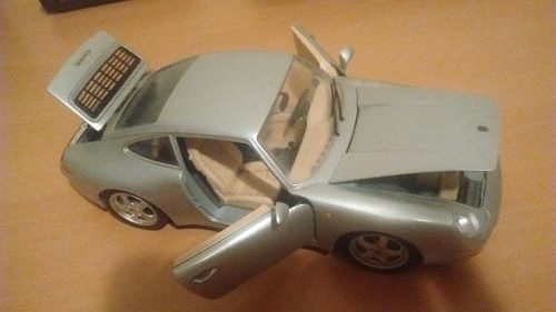 Automodelismo Burago Escala 1/18