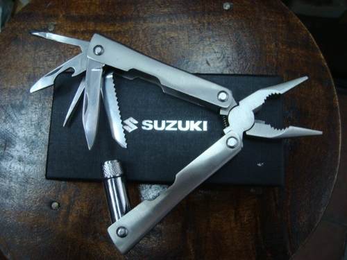 Herramienta Multiuso Marca Suzuki Original Linterna Led