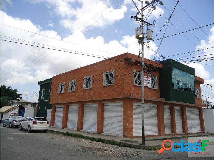 Tito Reyes vende excelente local comercial