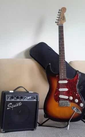 Guitarra Fender Y Amplificador Fender Con Estuche Y Atril
