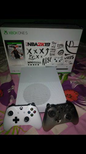 Xbox One S 1 Tb + 2 Controles + 3 Par De Pilas Recargables