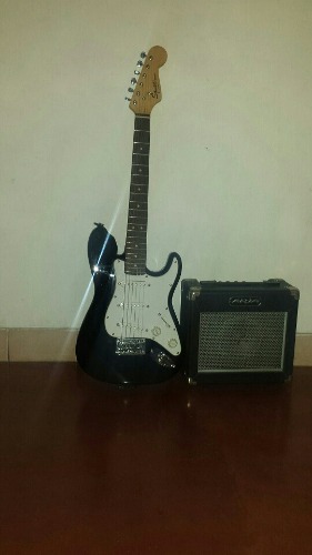 Guitarra Electrica Mini Squire By Fender Con Ampli Y Bolso.