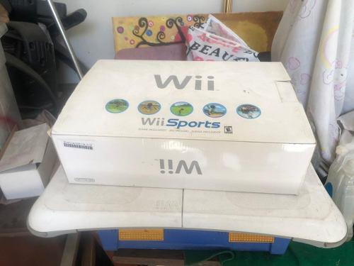 Nintendo Wii + 2 Controles + 2 Nunchuk + 1 Juego + Wii Fit