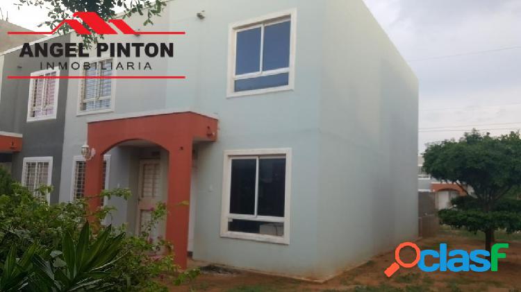 TOWNHOUSE VENTA CAMINO A LA LAGUNITA MARACAIBO API 4257