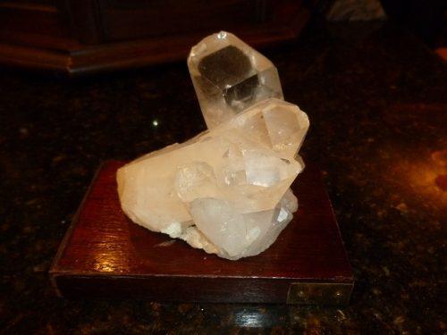 Piedra De Cuarzo Cristal Traida De Brasil Base De Madera
