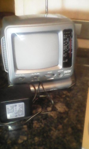 Radio Con Tv Y Cesta Para Ropa Precio Por Los 2