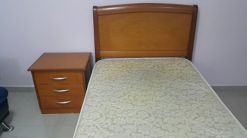 Cama Individual Con Mesa De Noche Y Colchon. Juego De Cuarto