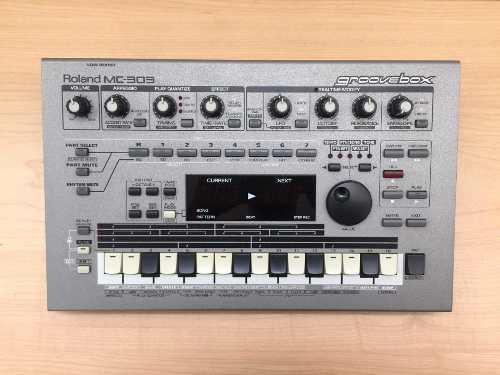 Roland Mc-303 Groove Box, Sintetizador