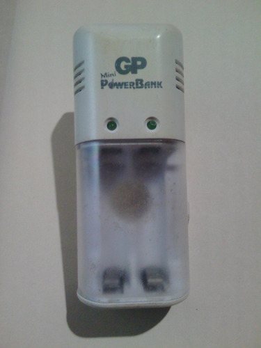 Cargador De Pilas Aa Y Aaa Gp Mini Power Bank Usado (10$)