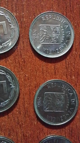 16 Monedas De 5 Céntimos Del Año 