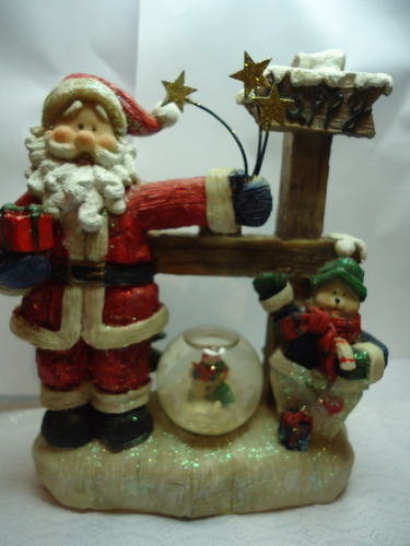 Adorno De Navidad. Santa Claus Con Bola De Nieve