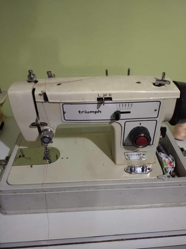 Maquina De Coser Triumph (negociable)