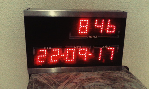 Reloj Digital De Pared Med: 44cms X 28cms X 9.5cms
