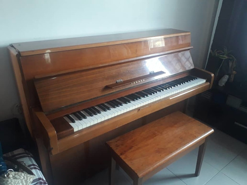 Piano Yamaha Vertical