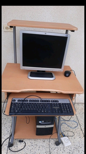 Computadora Con Su Mesa