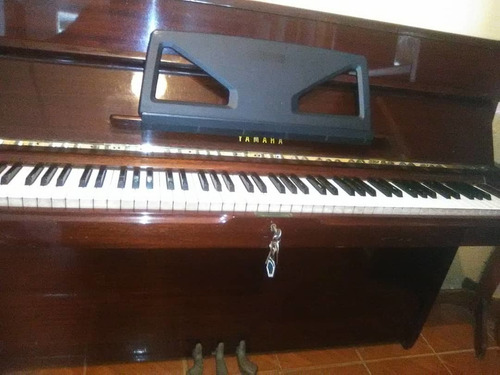 Piano Yamaha Vertical