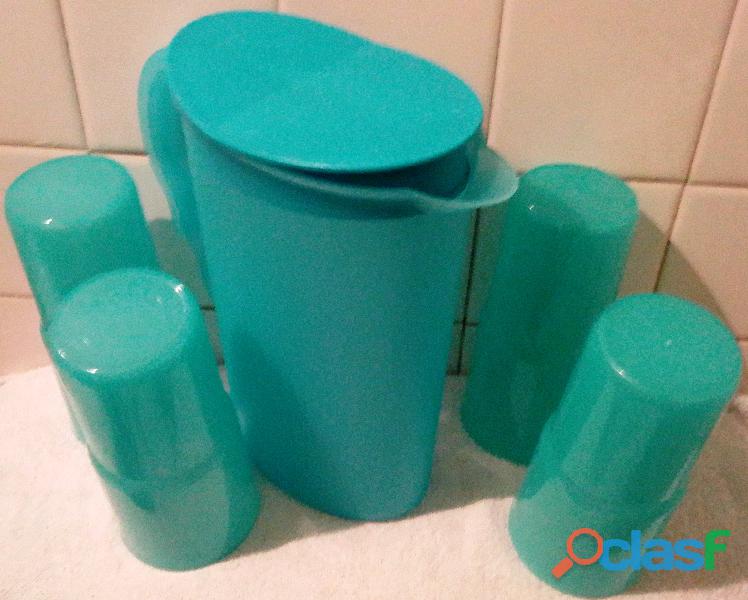 JARRA CON 4 VASOS PLÁSTICOS TUPPERWARE