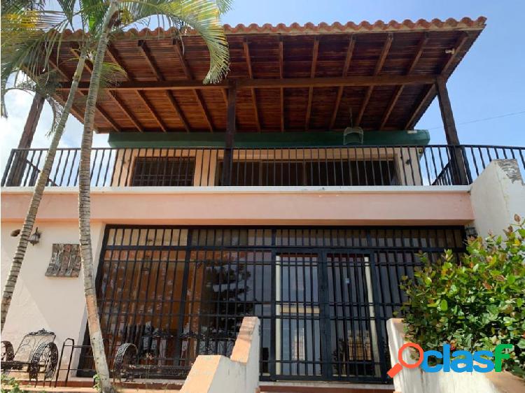 SE VENDE CASA 672 m2 6H 5B 2P CARIBE EDO VARGAS