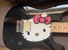 Guitarra Fender Hello Kitty