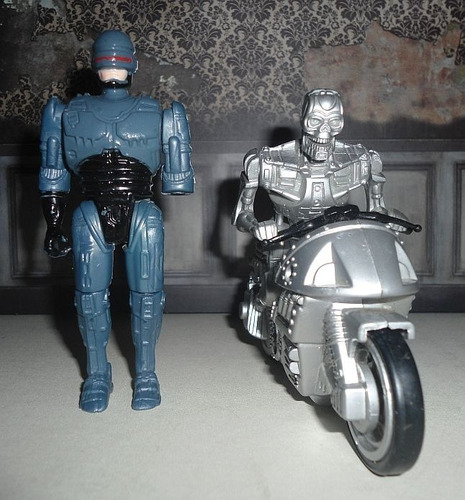 Figuras De Robocop Y Terminator Endoskeleton En Motocicleta