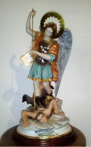 Escultura Arcángel Miguel De Porcelana Capodimonte.