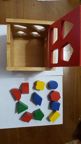 Juego Caja De Madera Con Figuras Geométricas. Usado.