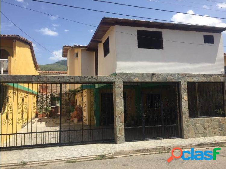 En Venta Townhoese en La Granja 20-17804 LlN