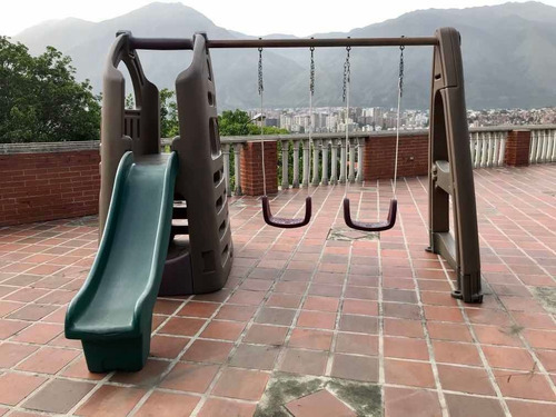 Parque Infantil Con Tobogán Y Dos Columpios