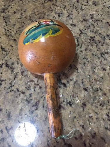 Una Maraca De Madera Artesanal Usada