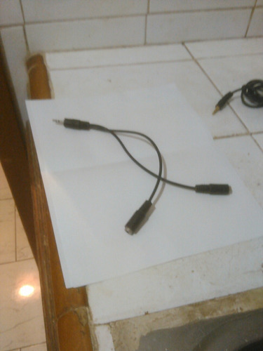 Cable Splitter Audio 3.5mm 1 Macho A 2 Hembras Negro Usado