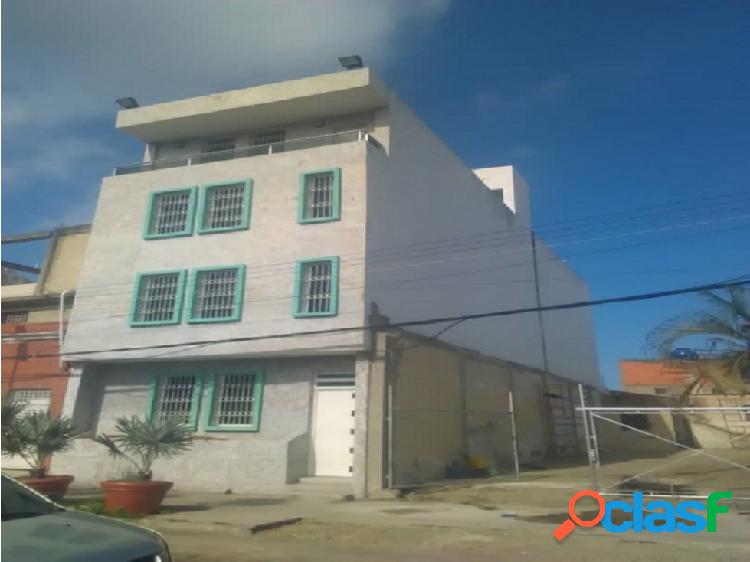 EDIFICIO DE 4 PISOS CON OFICINAS EN PUERTO CABELLO,