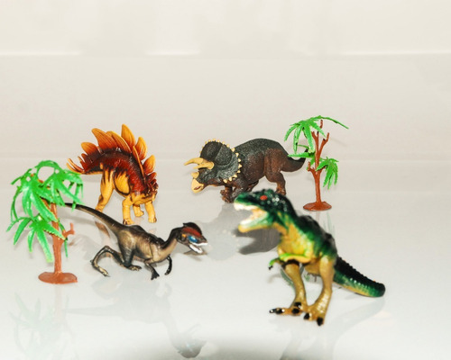 Juego Prehistórico Con Cuatro Animales