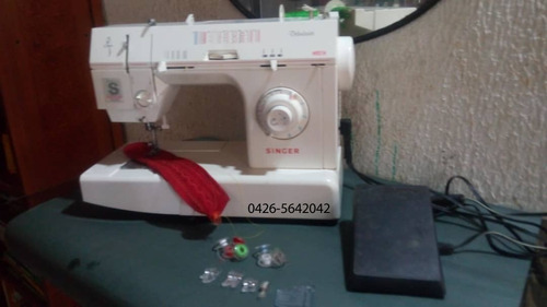 Maquina De Coser Singer Debutante . Usada