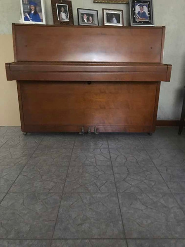 Piano Yamaha Vertical