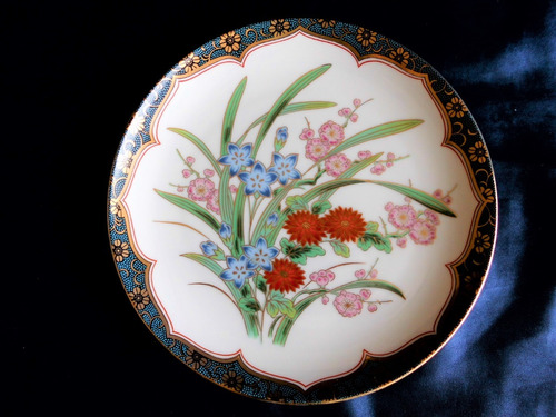 Hermoso Plato De Porcelana Japonesa. Diseño De Flores