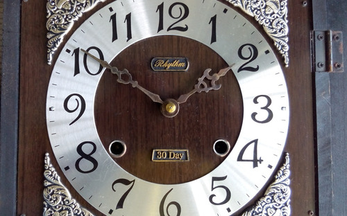 Reloj Antiguo De Madera Y Vidrio Con Pendulo Marca Rhythm