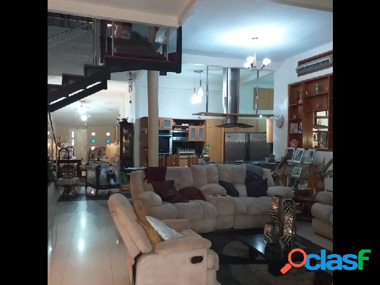 Townhouse Urb. El Ingenio. Casa en venta