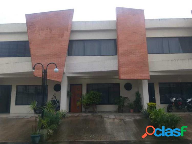 VENDO HERMOSO TONWHOUSE EN LOS GUAYABITOS 39.500