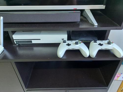 Xbox One S 500gb Dos Controles Y Varios Juegos Leer Descrip