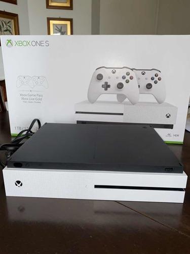 X Box One S 1tb, 2 Controles